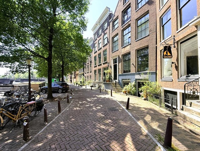Foto 1: Amsterdam - Kromme Waal - Foto 1